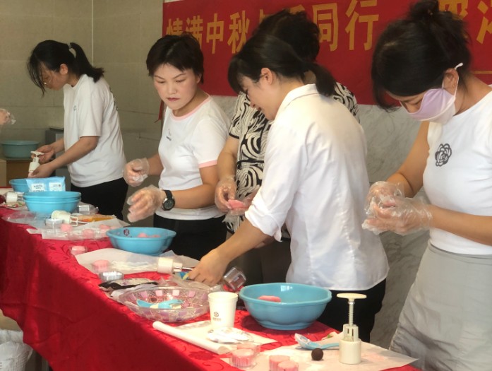 鼎鑫中心迎中秋：DIY月餅樂翻天，物業(yè)暖心添喜慶